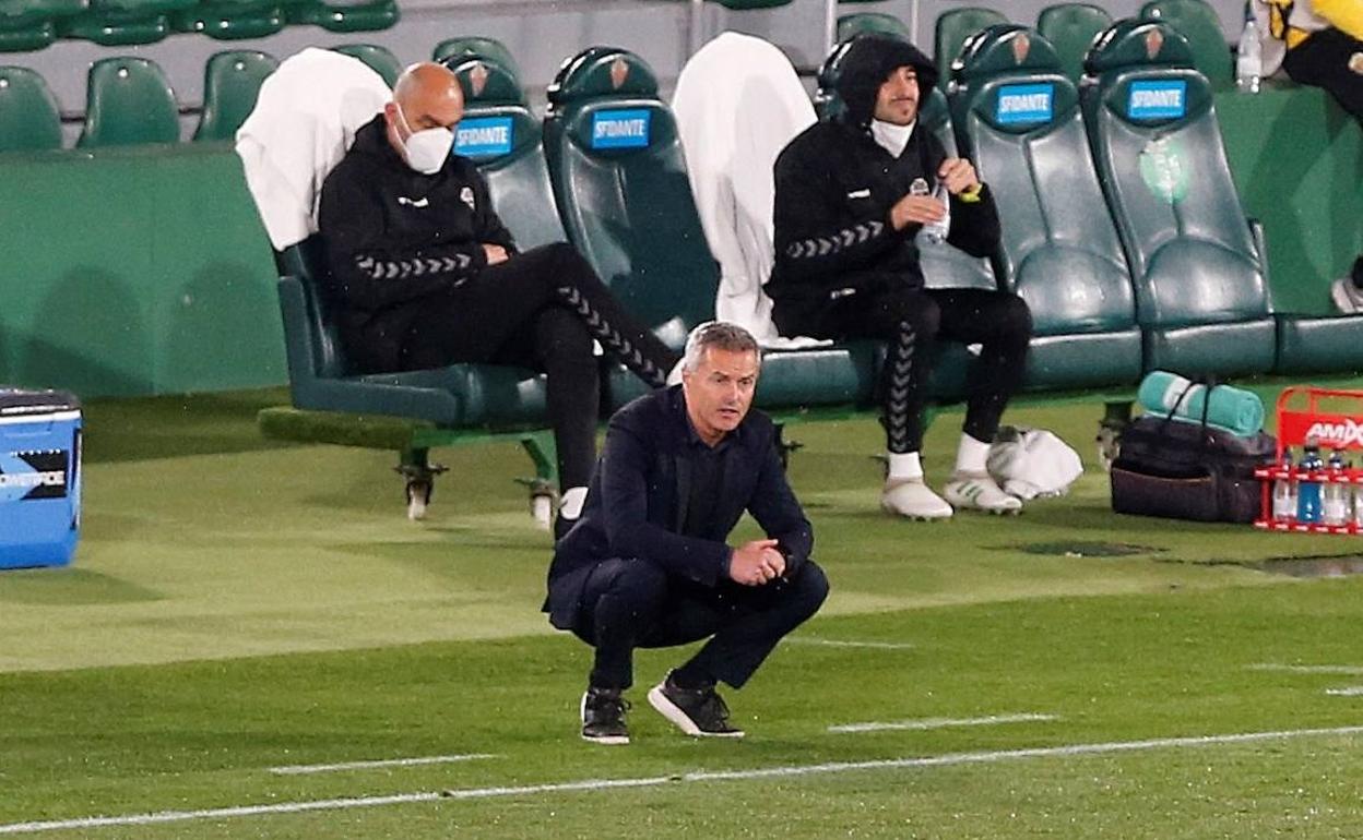 El entrenador del Elche CF, Fran Escribá, durante el partido de este miércoles en el Martínez Valero. 