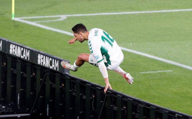 Imagen principal - Imágenes del Elche 1-1 Valladolid en el Martínez Valero. 