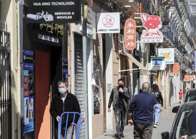 Imagen secundaria 1 - Representantes de la falla Convento y comercios de la calle Pelayo. 