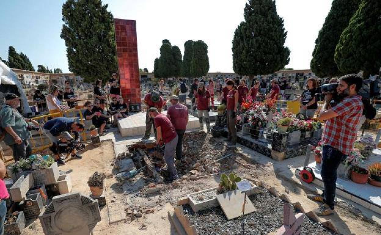 La excavación de una de las fosas comunes del cementerio de Paterna. 