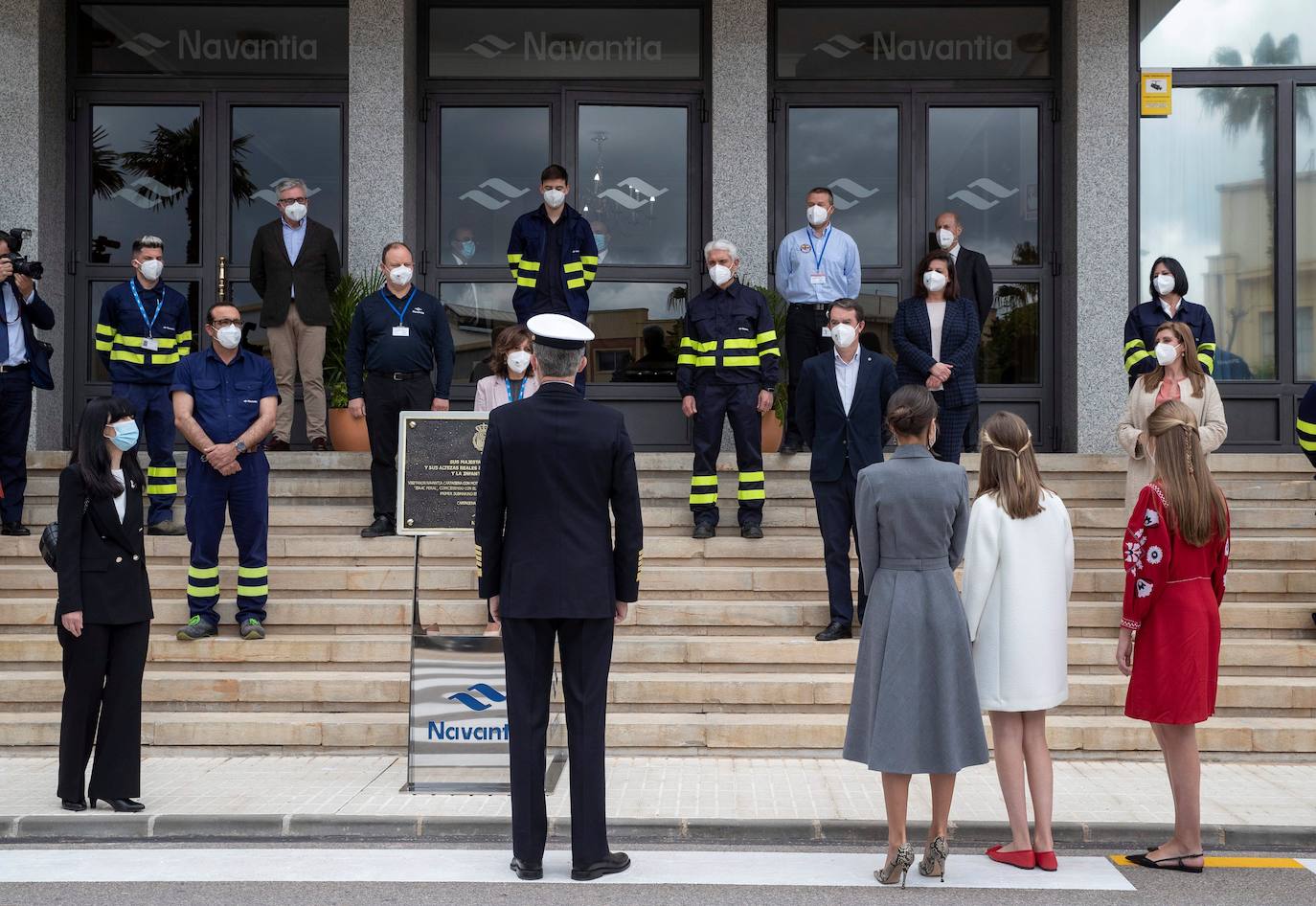 Sus Majestades los Reyes Felipe VI y doña Letizia, acompañados por la Princesa de Asturias, Leonor, y la Infanta Sofía, han presidido este jueves la ceremonia de puesta a flote del S-81, el primer submarino de la serie S-80, en el astillero de Navantia en Cartagena.