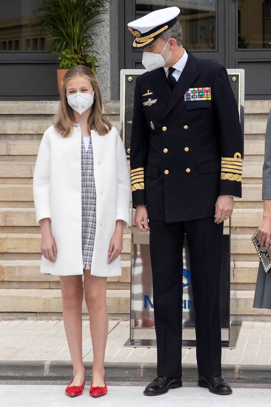 Sus Majestades los Reyes Felipe VI y doña Letizia, acompañados por la Princesa de Asturias, Leonor, y la Infanta Sofía, han presidido este jueves la ceremonia de puesta a flote del S-81, el primer submarino de la serie S-80, en el astillero de Navantia en Cartagena.