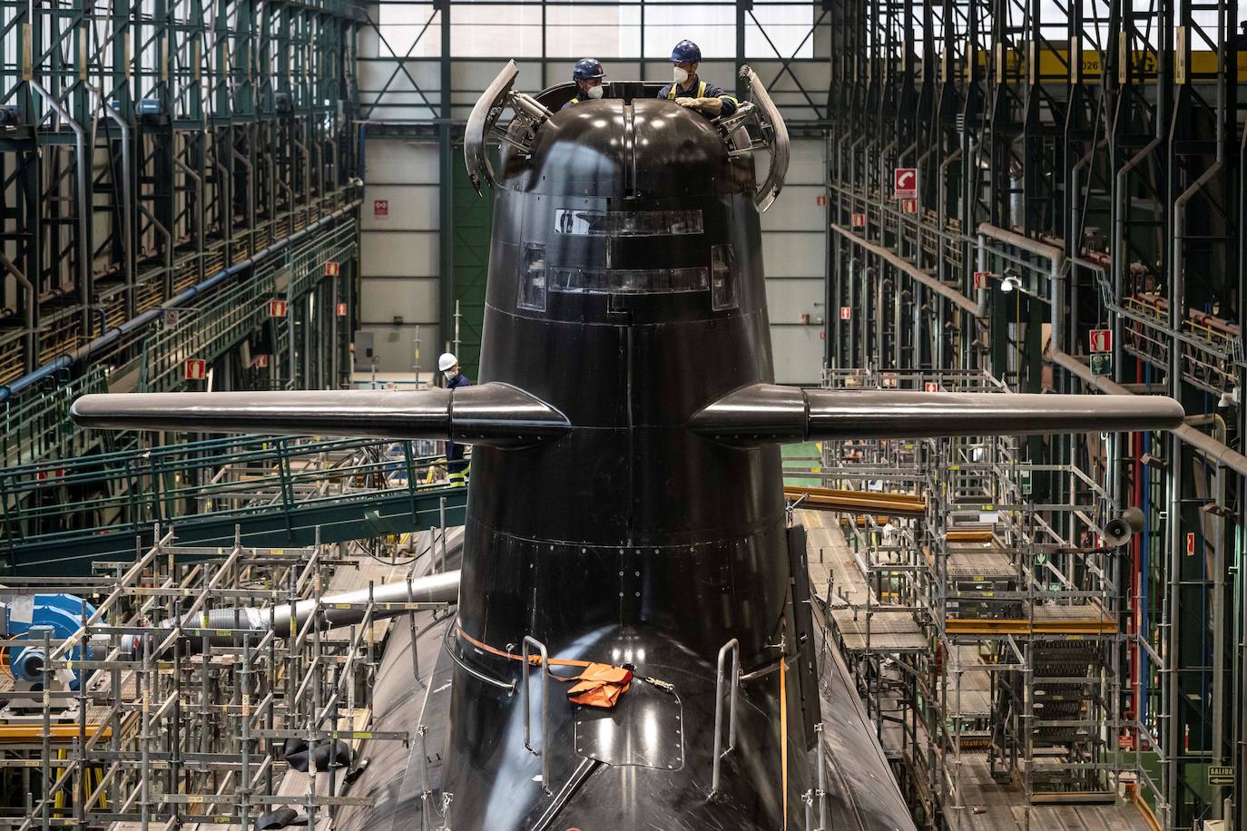 Sus Majestades los Reyes Felipe VI y doña Letizia, acompañados por la Princesa de Asturias, Leonor, y la Infanta Sofía, han presidido este jueves la ceremonia de puesta a flote del S-81, el primer submarino de la serie S-80, en el astillero de Navantia en Cartagena.