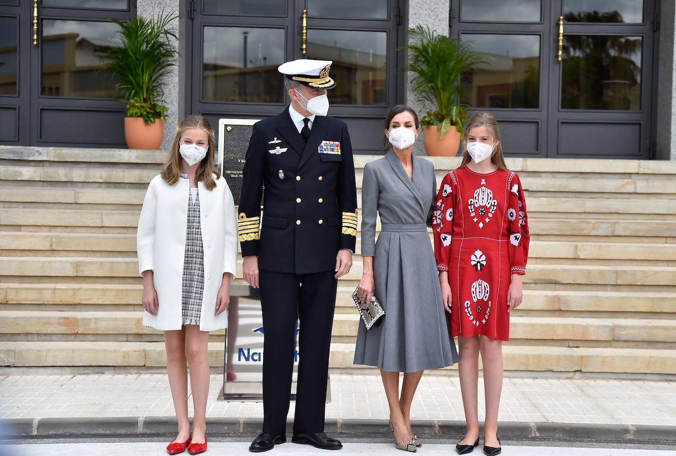 Sus Majestades los Reyes Felipe VI y doña Letizia, acompañados por la Princesa de Asturias, Leonor, y la Infanta Sofía, han presidido este jueves la ceremonia de puesta a flote del S-81, el primer submarino de la serie S-80, en el astillero de Navantia en Cartagena.