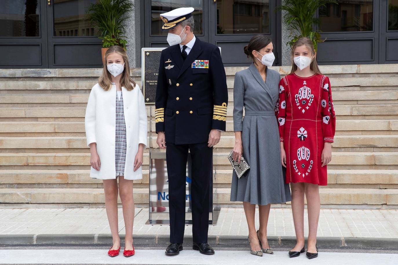 Sus Majestades los Reyes Felipe VI y doña Letizia, acompañados por la Princesa de Asturias, Leonor, y la Infanta Sofía, han presidido este jueves la ceremonia de puesta a flote del S-81, el primer submarino de la serie S-80, en el astillero de Navantia en Cartagena.