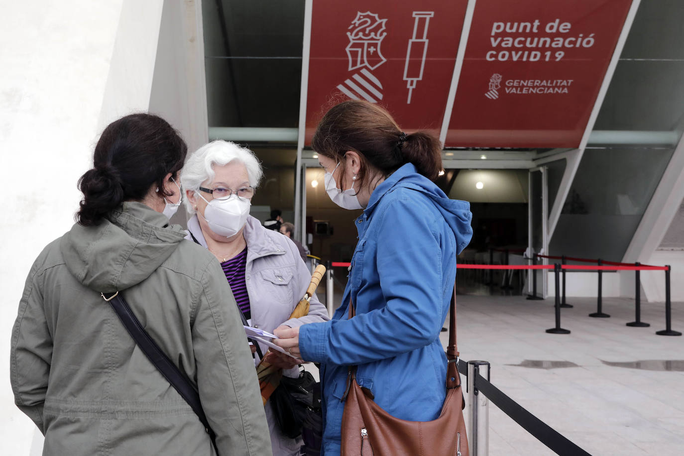 «Es evidente que hay momentos en los que se tienen que cerrar los 'vacunódromos' porque no hay suficientes vacunas, pero tenemos capacidad de hacerlo y lo estamos haciendo», ha asegurado este jueves el presidente Ximo Puig sobre la vacunación en la Comunitat. Uno de los puntos habilitados para ello es el Museo de las Artes y las Ciencias de Valencia.