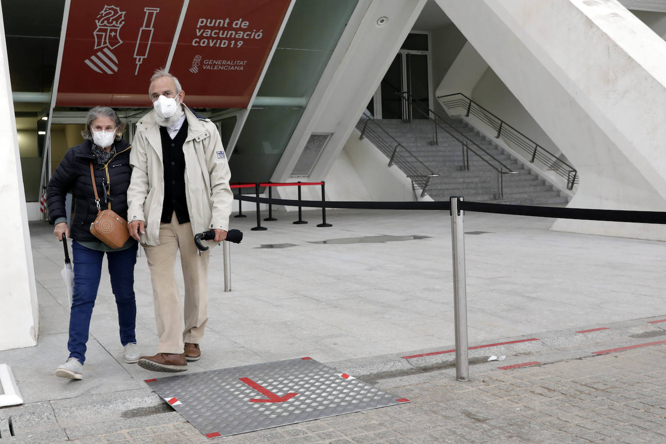 «Es evidente que hay momentos en los que se tienen que cerrar los 'vacunódromos' porque no hay suficientes vacunas, pero tenemos capacidad de hacerlo y lo estamos haciendo», ha asegurado este jueves el presidente Ximo Puig sobre la vacunación en la Comunitat. Uno de los puntos habilitados para ello es el Museo de las Artes y las Ciencias de Valencia.