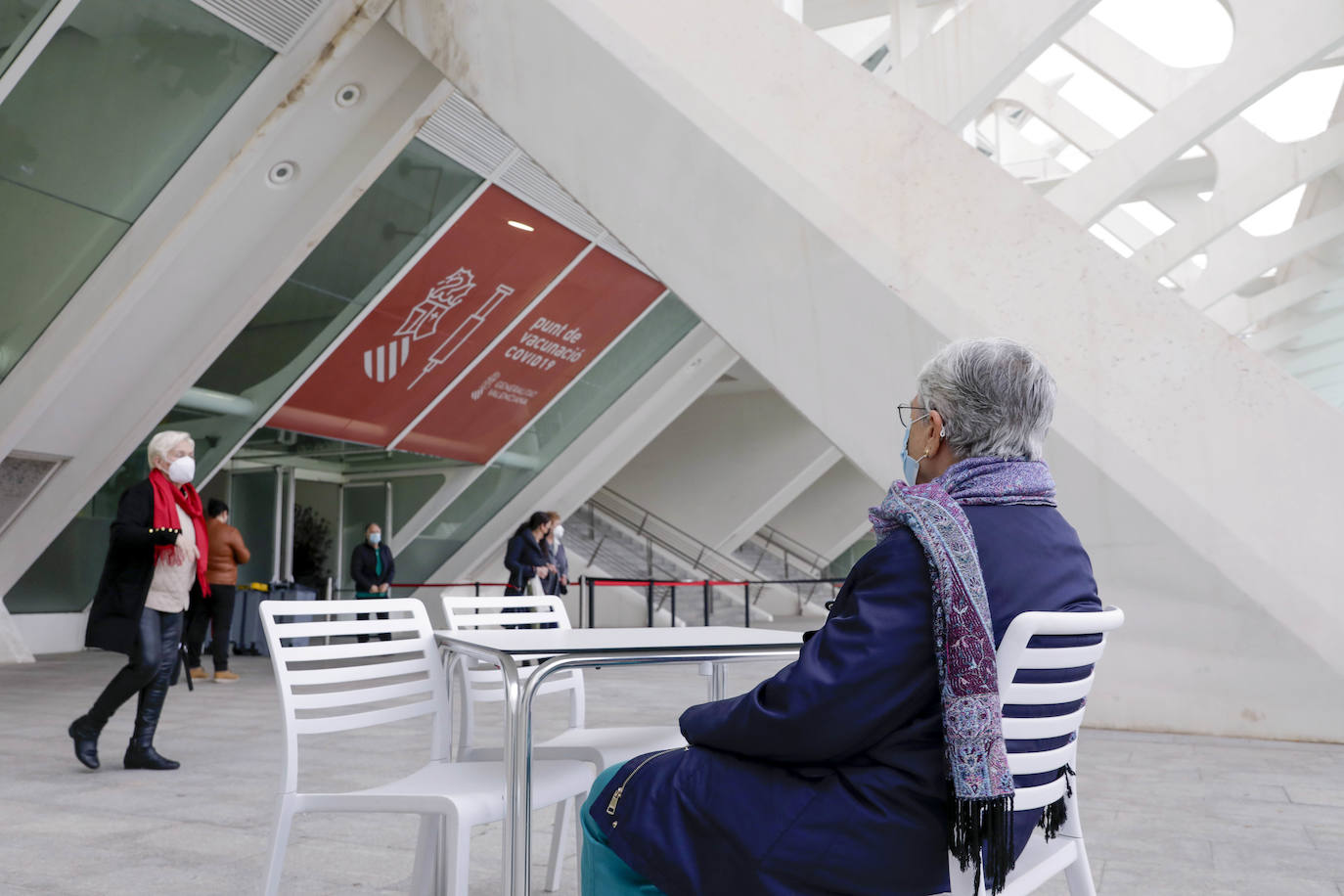 «Es evidente que hay momentos en los que se tienen que cerrar los 'vacunódromos' porque no hay suficientes vacunas, pero tenemos capacidad de hacerlo y lo estamos haciendo», ha asegurado este jueves el presidente Ximo Puig sobre la vacunación en la Comunitat. Uno de los puntos habilitados para ello es el Museo de las Artes y las Ciencias de Valencia.