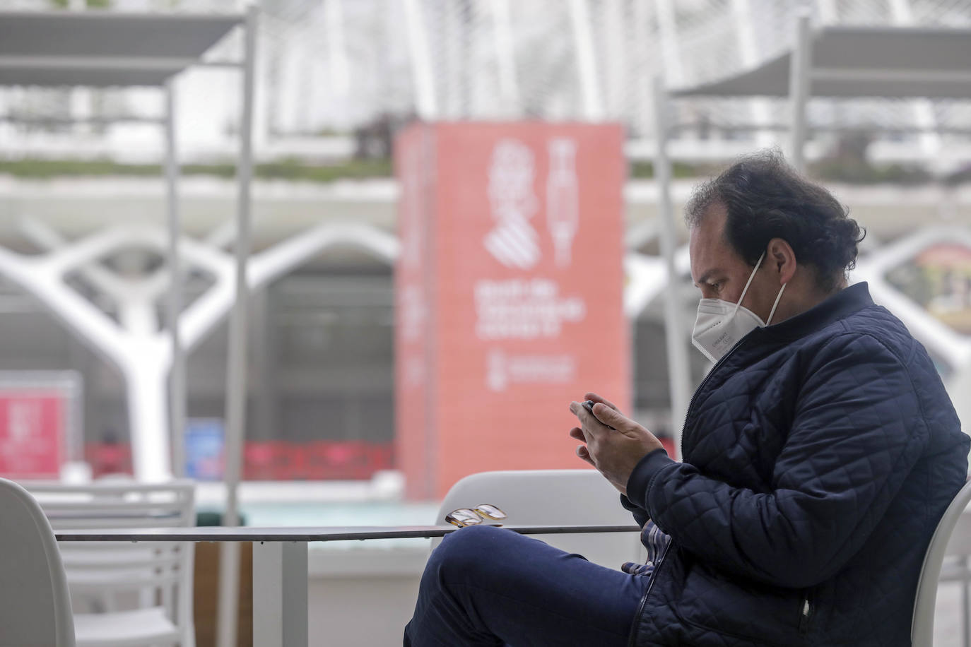 «Es evidente que hay momentos en los que se tienen que cerrar los 'vacunódromos' porque no hay suficientes vacunas, pero tenemos capacidad de hacerlo y lo estamos haciendo», ha asegurado este jueves el presidente Ximo Puig sobre la vacunación en la Comunitat. Uno de los puntos habilitados para ello es el Museo de las Artes y las Ciencias de Valencia.