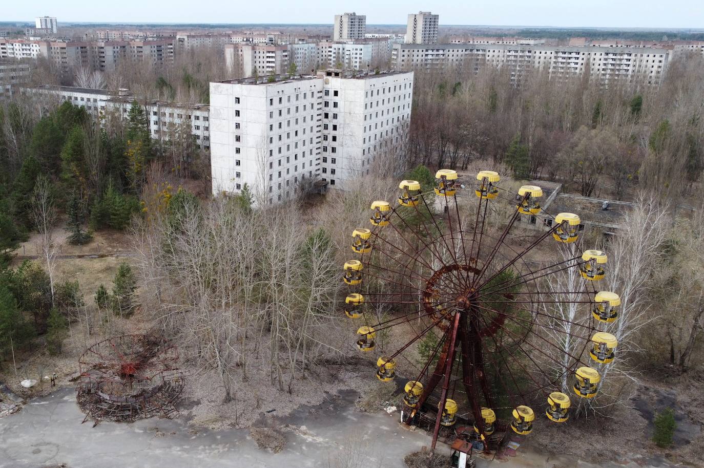 Ucrania pretende convertir las ruinas de Chernobyl en Patrimonio Mundial de la Humanidad. La zona de exclusión permanece abandonada tras el desastre nuclear producido el 26 de abril de 1986 y hoy se ha convertido en un santurario para los amantes del turismo oscuro. También es el recuerdo físico del horror, donde el paso del tiempo acentúa esa sensación de catástrofe, de vida arrasada de golpe, que transmite cada objeto del lugar.