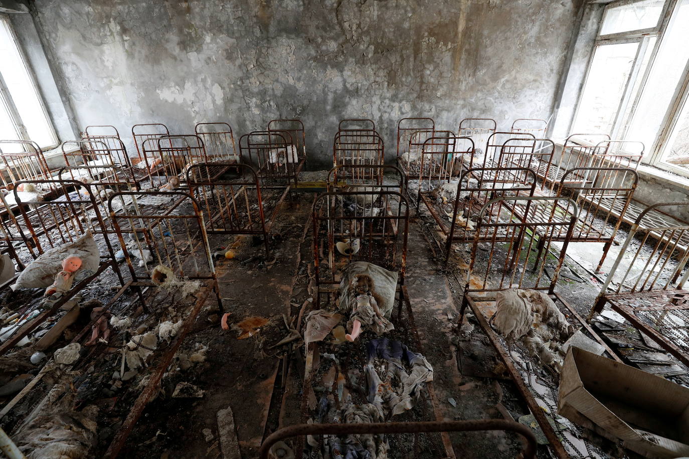 Ucrania pretende convertir las ruinas de Chernobyl en Patrimonio Mundial de la Humanidad. La zona de exclusión permanece abandonada tras el desastre nuclear producido el 26 de abril de 1986 y hoy se ha convertido en un santurario para los amantes del turismo oscuro. También es el recuerdo físico del horror, donde el paso del tiempo acentúa esa sensación de catástrofe, de vida arrasada de golpe, que transmite cada objeto del lugar.