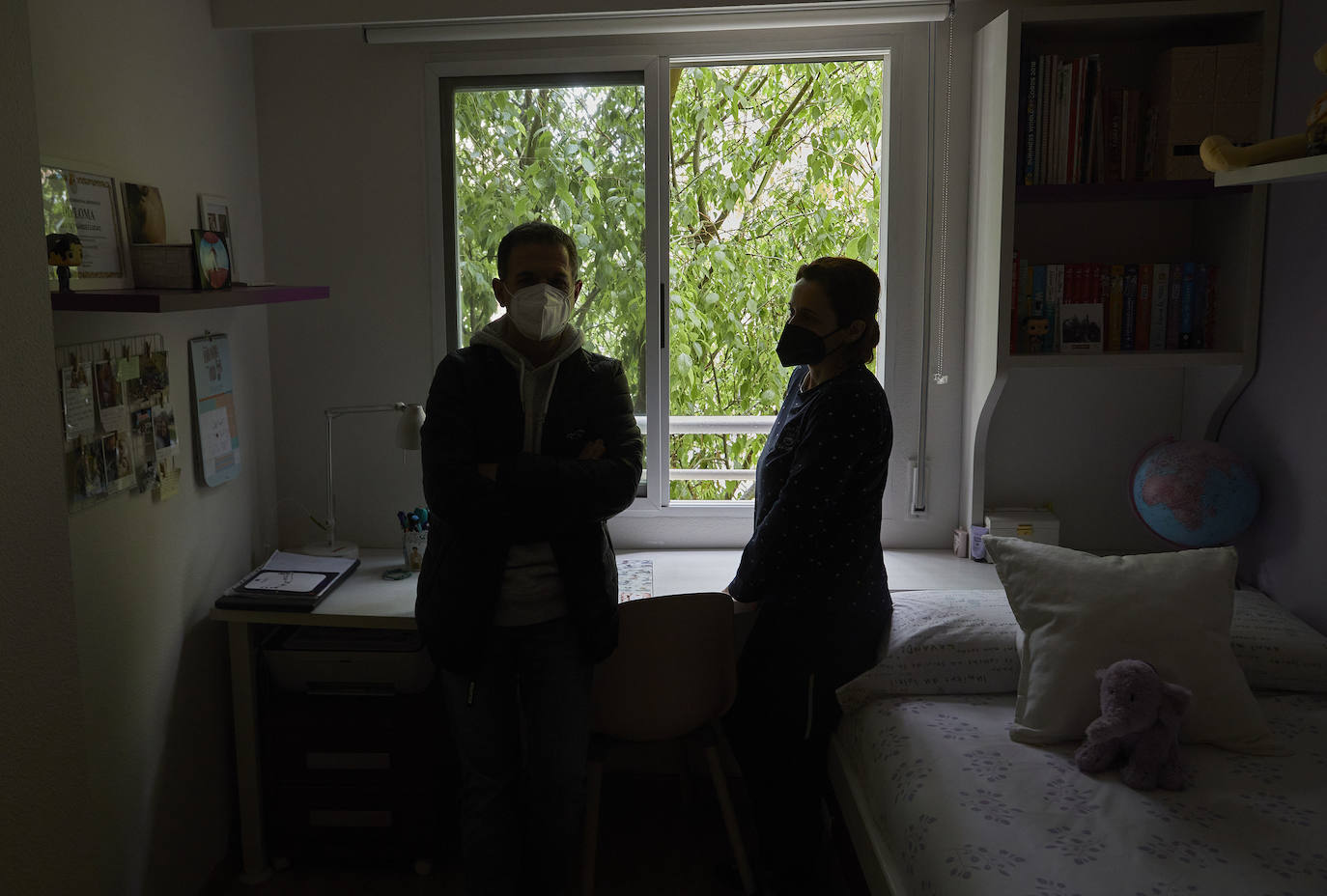 José Ramon y Marta, vecinos de Benimaclet, nos abren su casa para enseñarnos cómo viven con un árbol que prácticamente lo tiene pegado a la ventana. Llevan años intentado que el Ayuntamiento pode el árbol de 15 metros de altura.