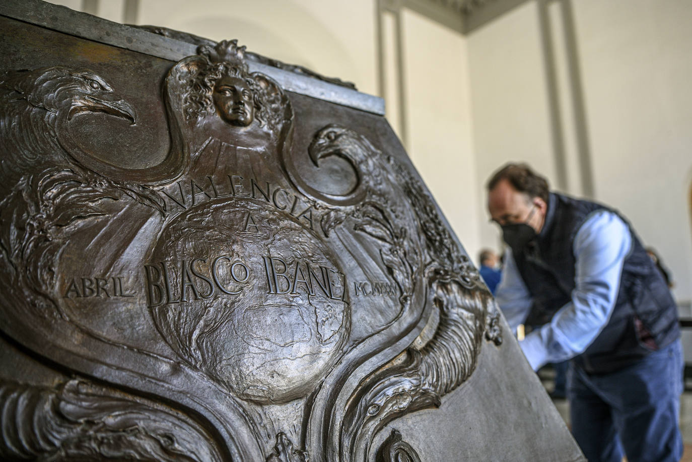 El monumento funerario, que el pasado 6 de abril salió del Museo de Bellas Artes de Valencia, se encuentra situado desde la mañana de este viernes en el vestíbulo del camposanto y se puede visitar.