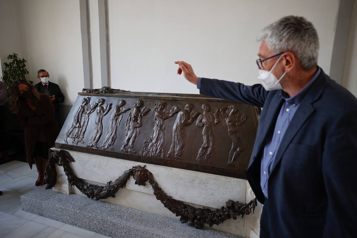 El monumento funerario, que el pasado 6 de abril salió del Museo de Bellas Artes de Valencia, se encuentra situado desde la mañana de este viernes en el vestíbulo del camposanto y se puede visitar.