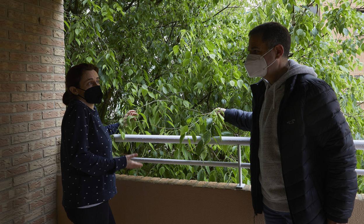 Marta y José Ramón, en su vivienda de Benimaclet. 