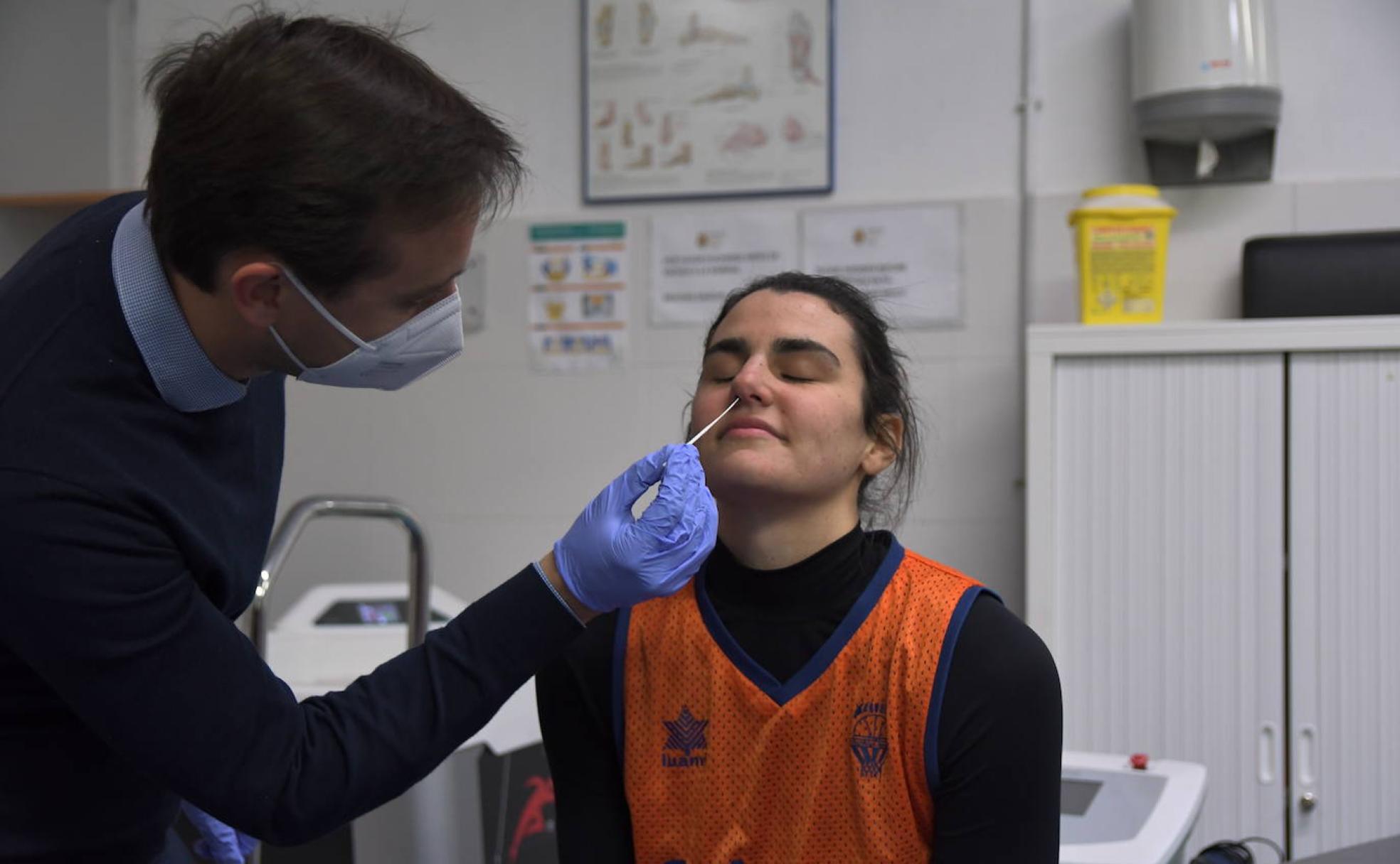 Leticia Romero, durante una prueba PCR. 