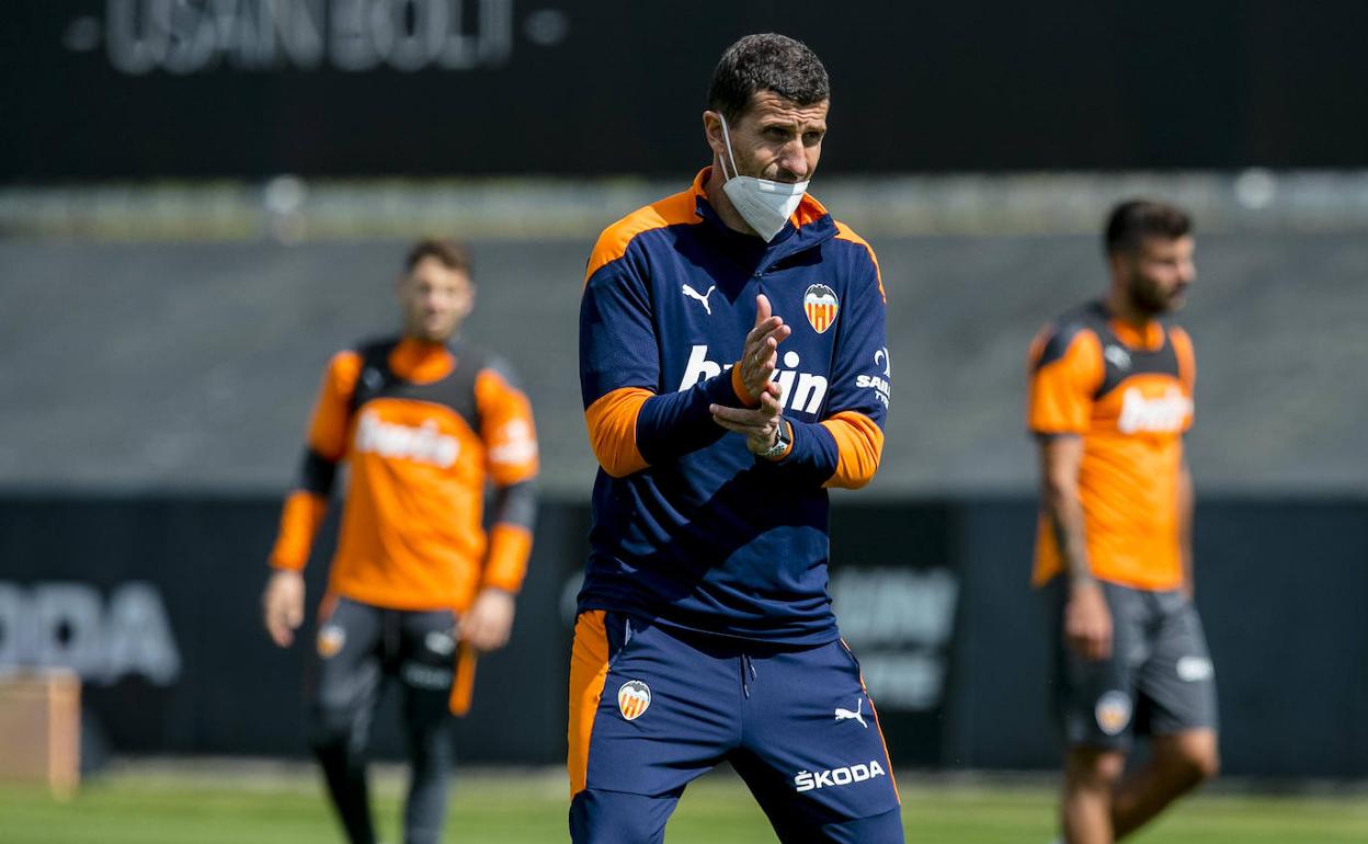 Javi Gracia, durante el entrenamiento previo al choque de hoy en Mestalla. 