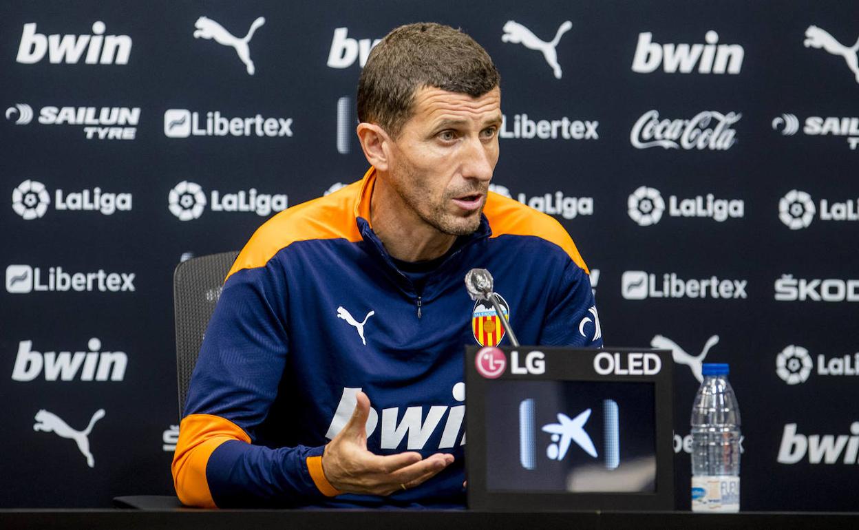 Javi Gracia, en rueda de prensa en la ciudad deportiva de Paterna. 