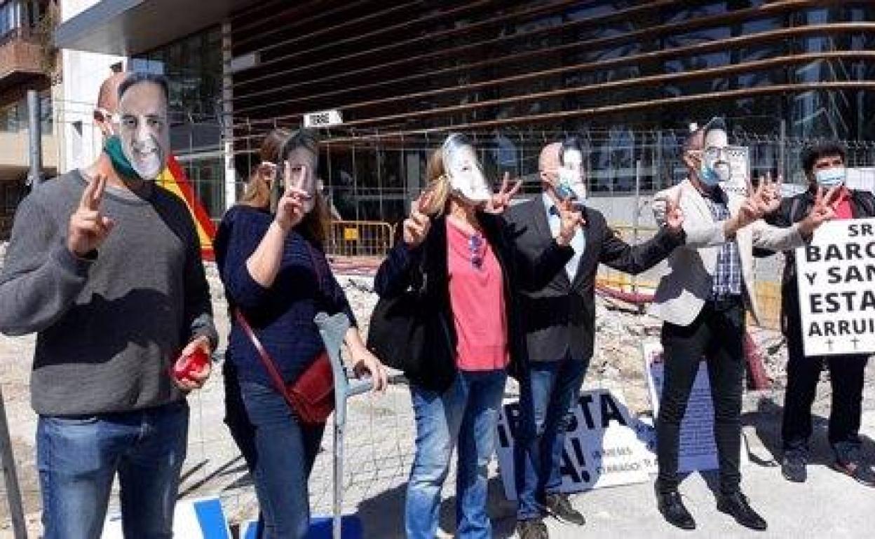 Hosteleros y comerciantes de La Explanada con máscaras del alcalde y los concejales de Alicante. 