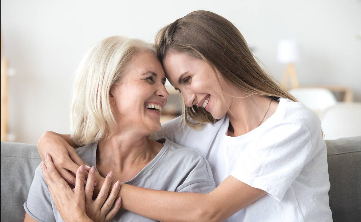 Una mujer comparte momentos con su madre. 