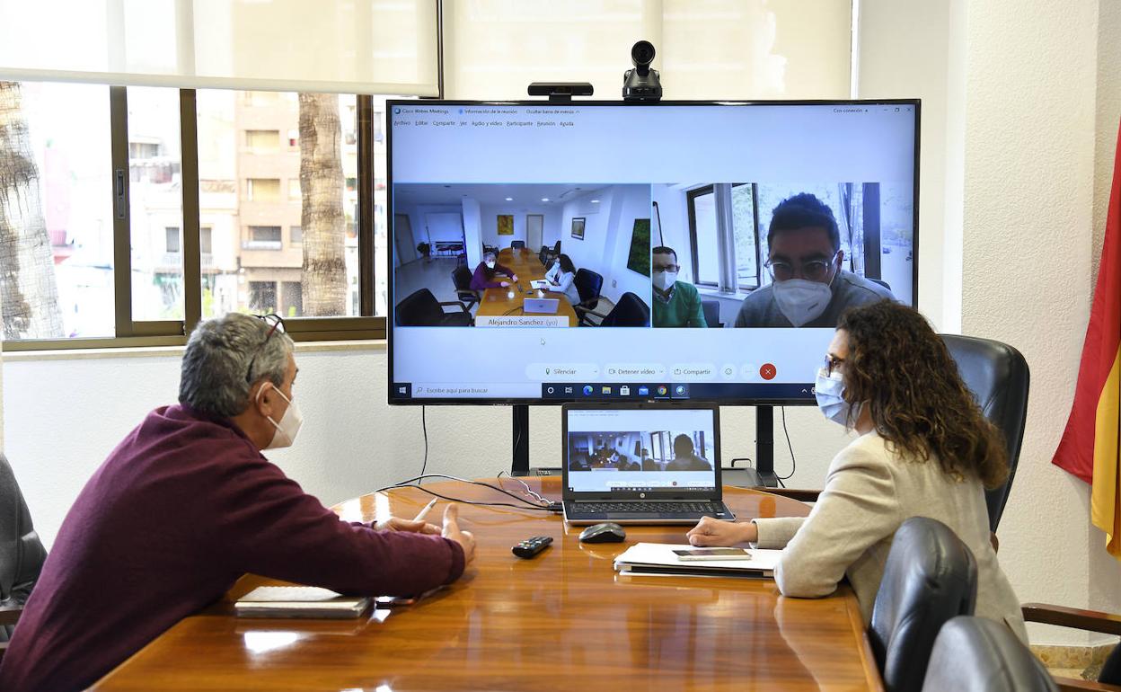 La alcaldesa, Isabel Martín, y el edil, Pep Val, en la reunión telemática. 