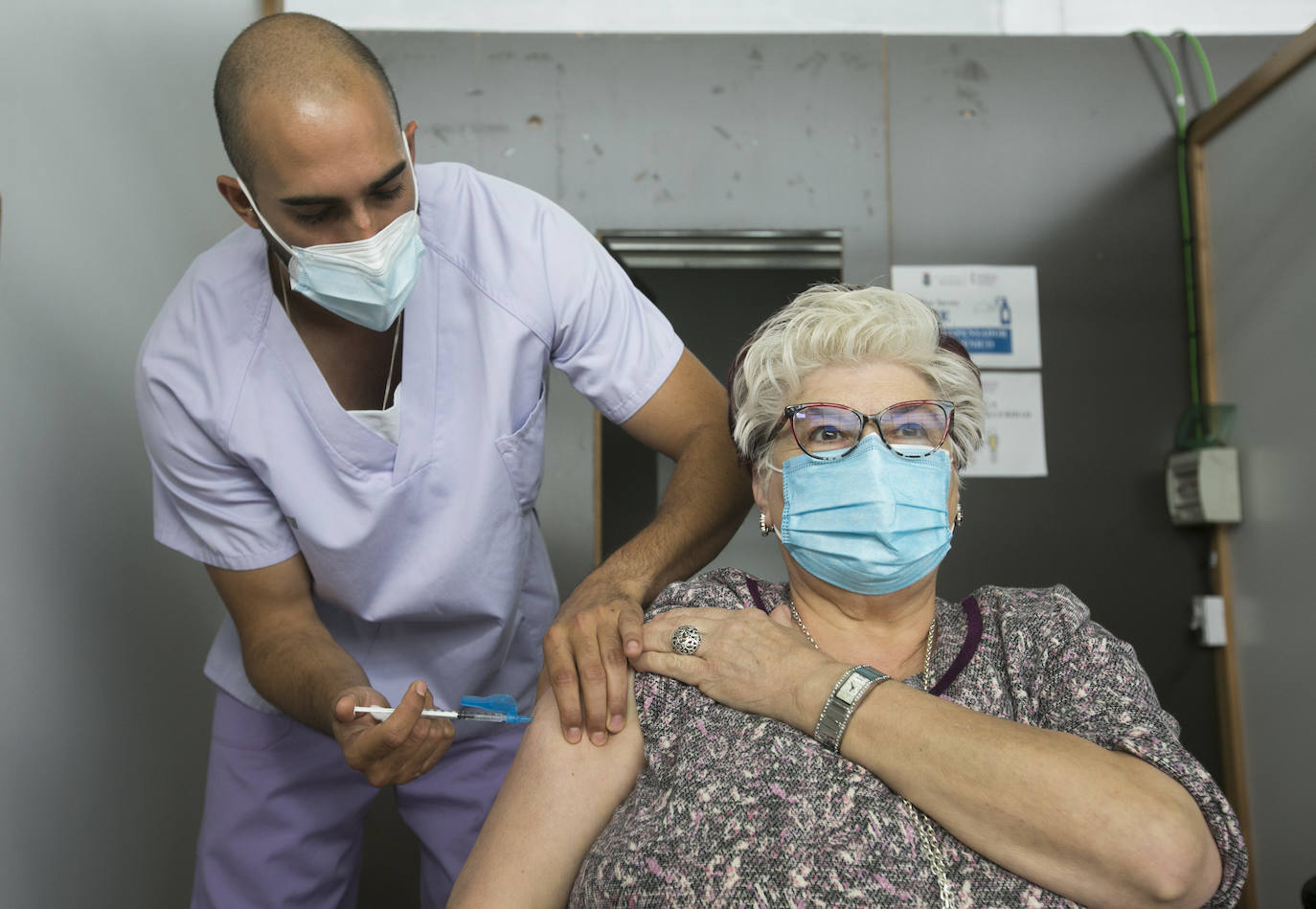 La inmunización con la vacuna de Janssen, el fármaco monodosis, ha arrancado este viernes 23 de abril en la Comunitat, con 185 personas citadas en Requena. 