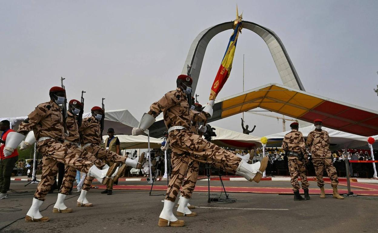 Desfile del Ejército de Chad durante los funerales de Estado por el presidente Idriss Déby celebrados esta semana en la capital, Yamena.