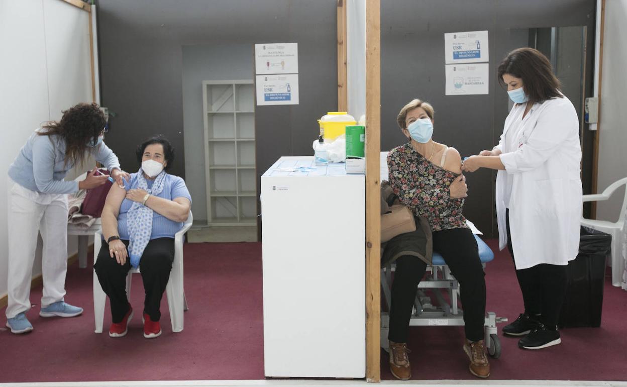 Personal sanitario durante la vacunación en el recinto ferial de Requena.