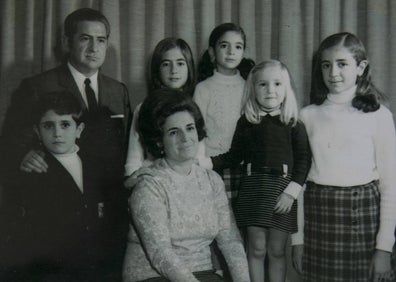 Imagen secundaria 1 - Arriba, con sus padres, el día de su comunión. Abajo, la familia al completo, y a la derecha, sustituyendo a su hermana como reina de las fiestas de PIcassent porque tuvo apendicitis.