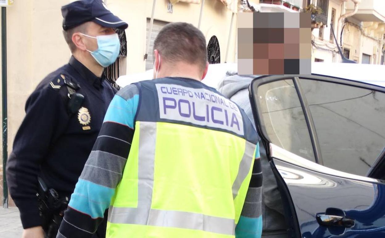 Dos agentes, durante la operación en Valencia