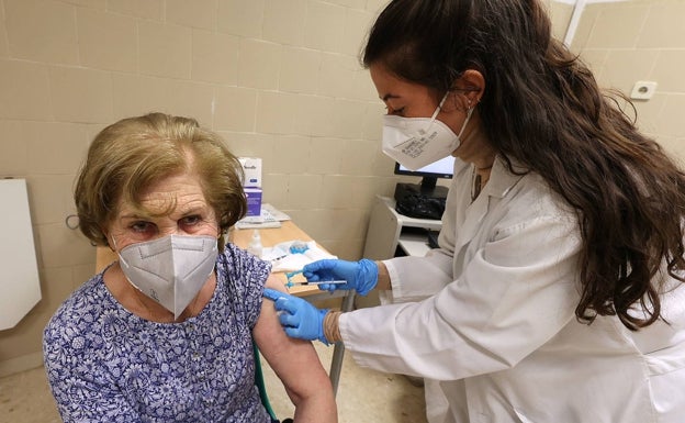 Sanidad citará en las próximas semanas a los valencianos de 66 a 69 años para ser vacunados