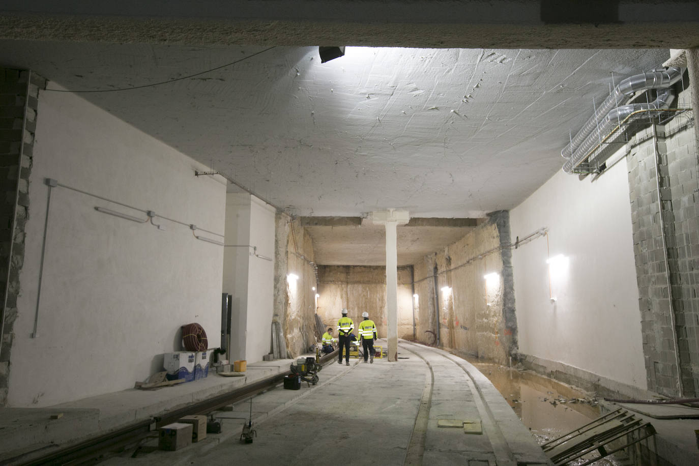 La línea L-10 del metro que unirá la calle Alicante y la zona de la Gran Vía Germanías con Nazaret se pondrá en marcha en los primeros meses de 2022 y las obras estarán terminadas a final de este año. Precisamente ahora es cuando se han empezado a instalar y a ensamblar los raíles en el tramo subterráneo de la estación de Alicante.