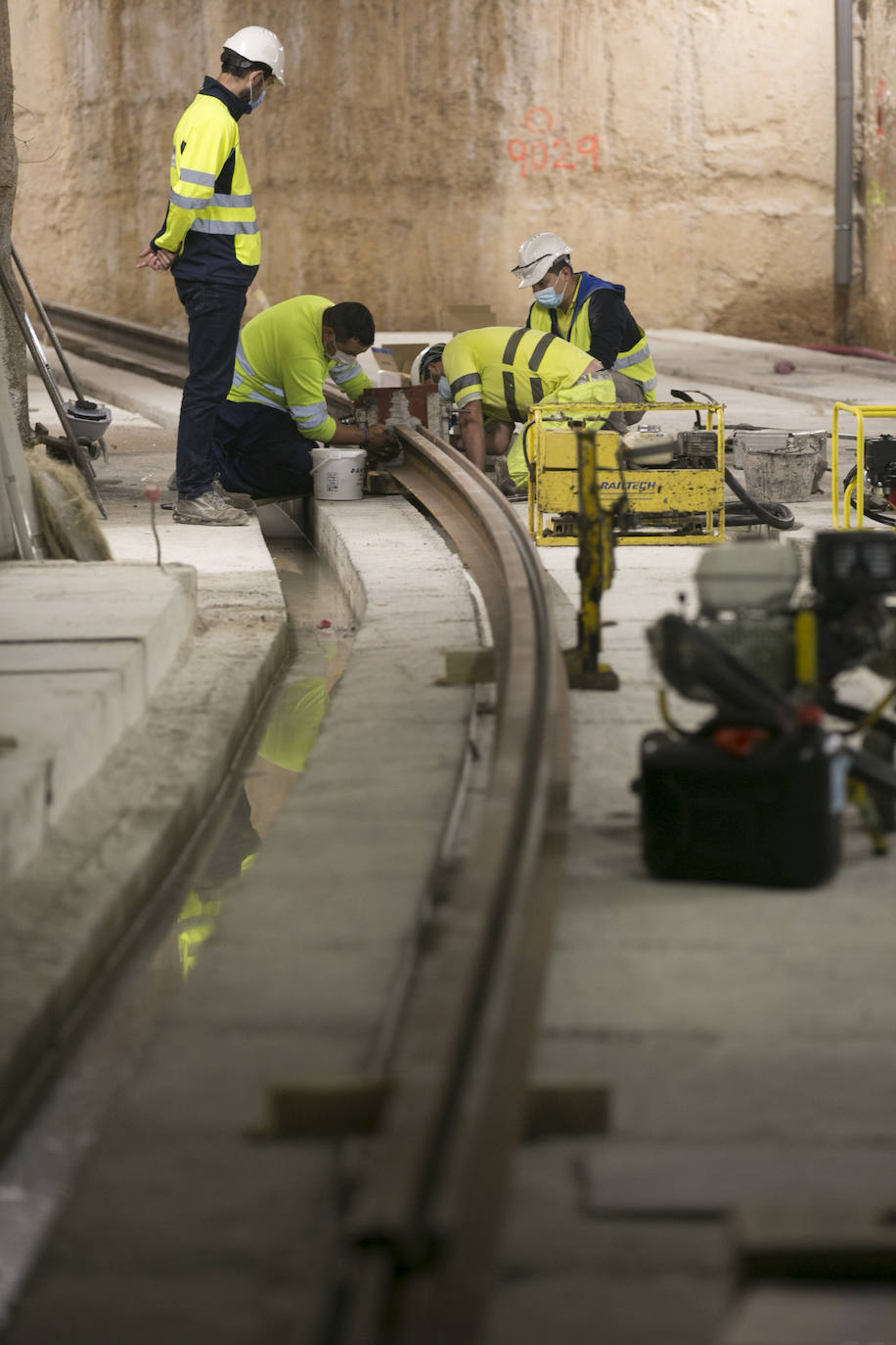 La línea L-10 del metro que unirá la calle Alicante y la zona de la Gran Vía Germanías con Nazaret se pondrá en marcha en los primeros meses de 2022 y las obras estarán terminadas a final de este año. Precisamente ahora es cuando se han empezado a instalar y a ensamblar los raíles en el tramo subterráneo de la estación de Alicante.