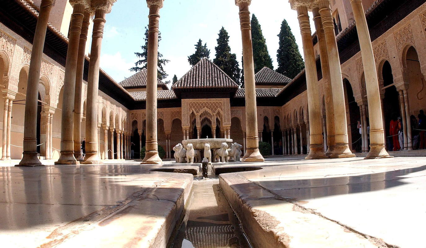 El palacio de los Leones se encuentra situado al este del de Comares, y ocupa lo que sería el antiguo jardín de este. Fue erigido, durante el segundo gobierno de Muhammad V (1362-1391), después de recuperar el trono con la alianza con el rey castellano Pedro I. Supone un ejemplo de integración de arquitectura y agua, en la que esta se reparte desde la fuente central del patio hacia todo el palacio.