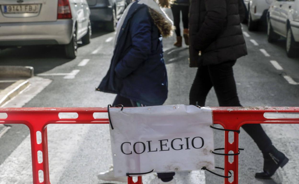 Una alumna se dirige a su colegio. 