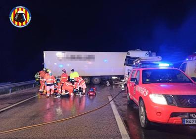 Imagen secundaria 1 - Accidente de dos camiones en Villanueva de Castellón. 