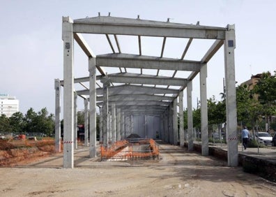 Imagen secundaria 1 - Vías de la parte subterránea de la estación de Alicante y talleres en construcción en Nazaret. 