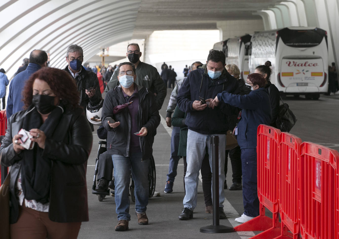 La Conselleria de Sanidad ha reanudado la vacunación en los grandes centros habilitados en Valencia (Museo Príncipe Felipe), Castellón (Palacio de Congresos) y Alicante-Elche (Ciudad de la Luz e IFA), después de que se suspendiera la semana pasada por falta de dosis.