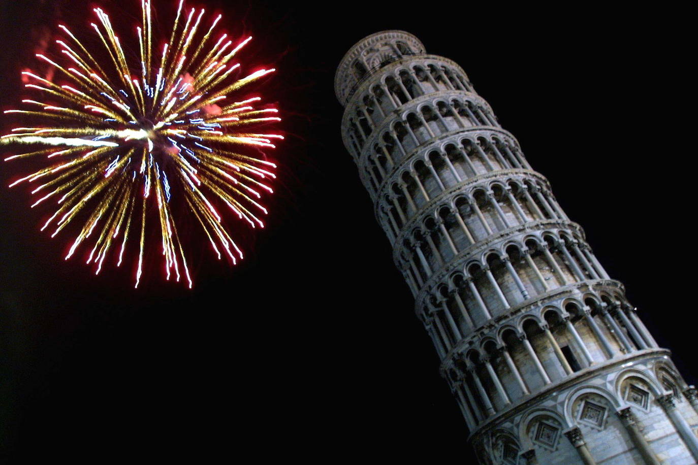 1.- La Torre de Pisa (Italia) | Es la torre campanario de la catedral de Pisa, situada en la plaza del Duomo de Pisa, en la ciudad del mismo nombre, municipio de la región italiana de la Toscana y capital de la provincia homónima de Italia. La torre comenzó a inclinarse tan pronto como se inició su construcción en agosto de 1173. Su altura original era de 60 metros aunque actualmente mide 56.67 metros desde la base en el lado más alto y 55,86 metros desde la base en su lado más bajo.​ Tiene ocho niveles: una base de arcos ciegos con 15 columnas, seis niveles adornados con arcadas abiertas de medio punto, y un campanario en la cima. La escalera interna en espiral tiene 294 escalones. Está considerada, junto a la catedral de la que forma parte, una de las joyas del arte Románico.