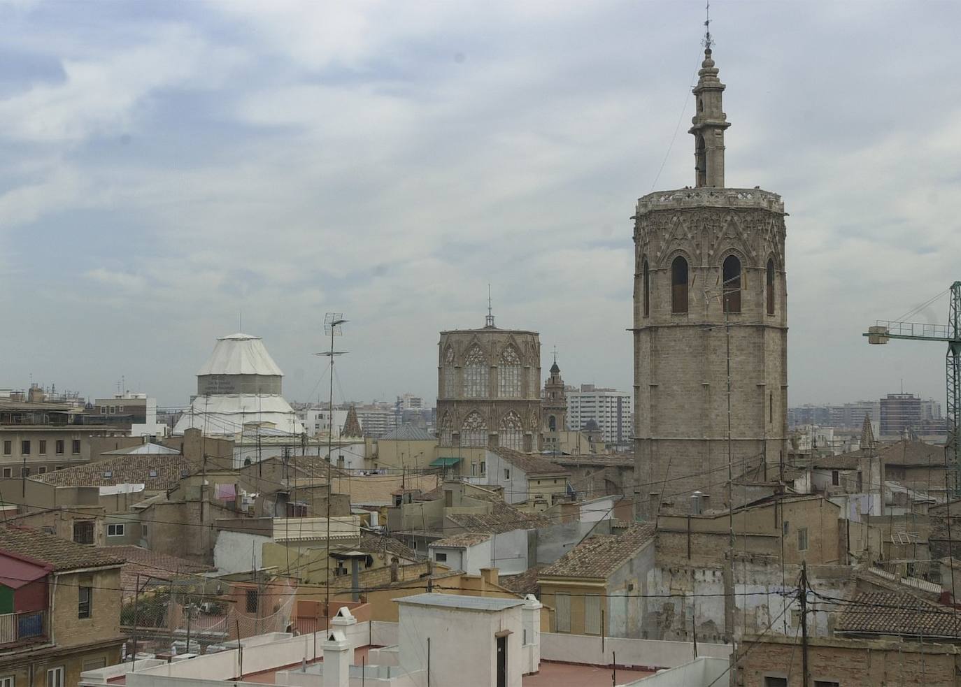 12.- El Miguelete (Valencia) | Es la torre campanario de la Catedral de Valencia y un símbolo de la ciudad. De estilo gótico y fue levantado entre los años 1380 y 1429, hasta una altura de 50 metros. Por una escalera de caracol de 207 escalones se sube a la sala de las campanas y a la plataforma superior donde está la gran campana dedicada a San Miguel.