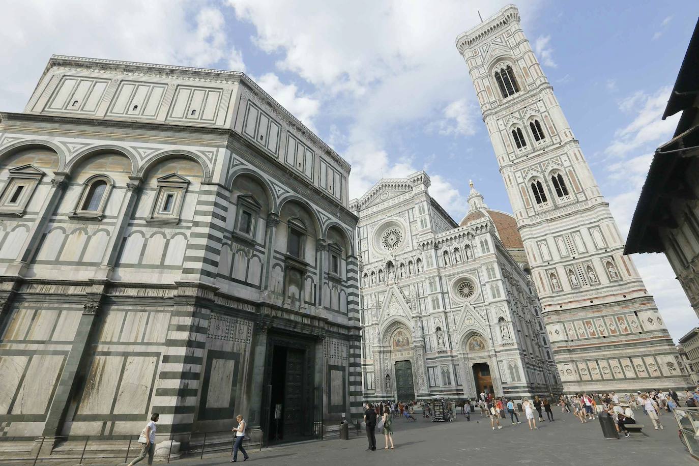 2.- El campanario de Giotto (Florencia, Italia) | Es la torre campanario de la iglesia Santa María del Fiore, catedral de Florencia, situada en la plaza del Duomo. Es un ejemplo típico de los campaniles italianos, edificios separados de la iglesia destinados exclusivamente a disponer en ellos los campanarios y evitar los daños por vibraciones en el edificio de la iglesia. Su fundación remonta al siglo XIII y cuenta con una base cuadrangular de 14,45 metros y una altura de 84,70 metros.