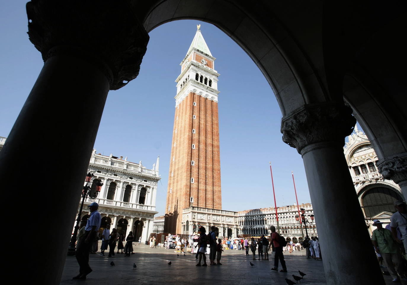 3.- Campanario de San Marcos (Venecia, Italia) | Es el campanario de la basílica de San Marcos en Venecia y está ubicado en una esquina de la plaza de San Marcos, cerca de la portada de la basílica. Es uno de los símbolos de la ciudad. Tiene una altura total de 98,6 metros. Su cuerpo principal, de ladrillo, es un prisma de base cuadrada de 12 metros de lado y 50 metros de alto, sobre el cual se asienta un campanario blanco con cuatro arcos por cara, que aloja cinco campanas. 