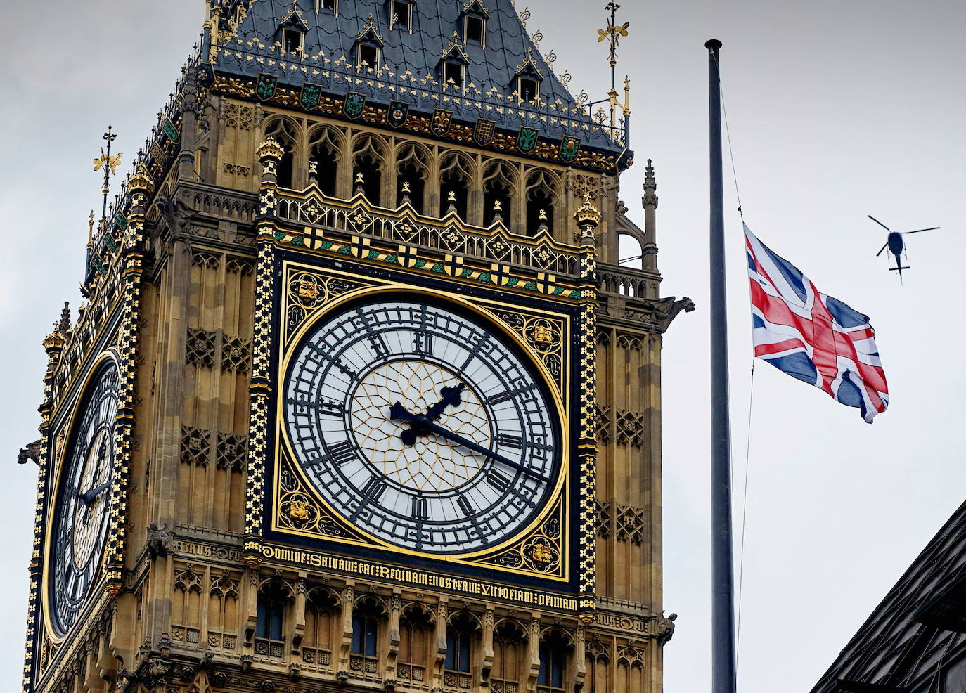 5.- Big Ben (Londres) | Así se conoce a la gran campana del reloj situada en el lado noroeste del Palacio de Westminster, la sede del Parlamento del Reino Unido, en Londres, y popularmente por extensión se utiliza también para nombrar al reloj de la torre. Su nombre oficial era 'Clock Tower'​ hasta que el 26 de junio de 2012, en honor al jubileo de diamante de la reina Isabel II, se decidió que la torre pasaría a llamarse Elizabeth Tower (Torre de Isabel). La torre alberga el reloj de cuatro caras más grande del mundo, y es la decimocuarta torre de reloj más alta del mundo.