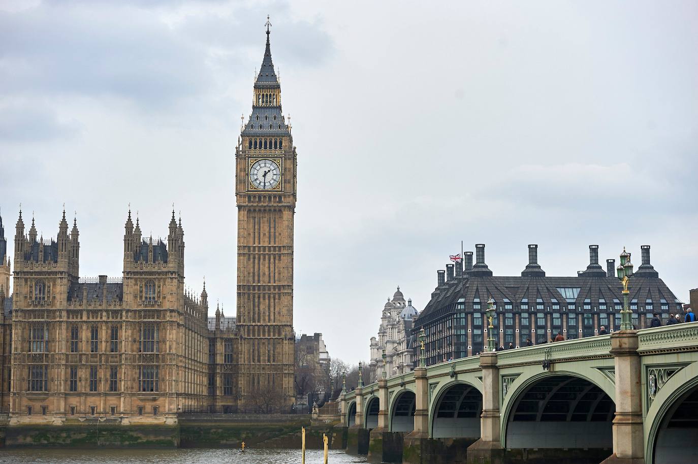 5.- Big Ben (Londres) | Así se conoce a la gran campana del reloj situada en el lado noroeste del Palacio de Westminster, la sede del Parlamento del Reino Unido, en Londres, y popularmente por extensión se utiliza también para nombrar al reloj de la torre. Su nombre oficial era 'Clock Tower'​ hasta que el 26 de junio de 2012, en honor al jubileo de diamante de la reina Isabel II, se decidió que la torre pasaría a llamarse Elizabeth Tower (Torre de Isabel). La torre alberga el reloj de cuatro caras más grande del mundo, y es la decimocuarta torre de reloj más alta del mundo.