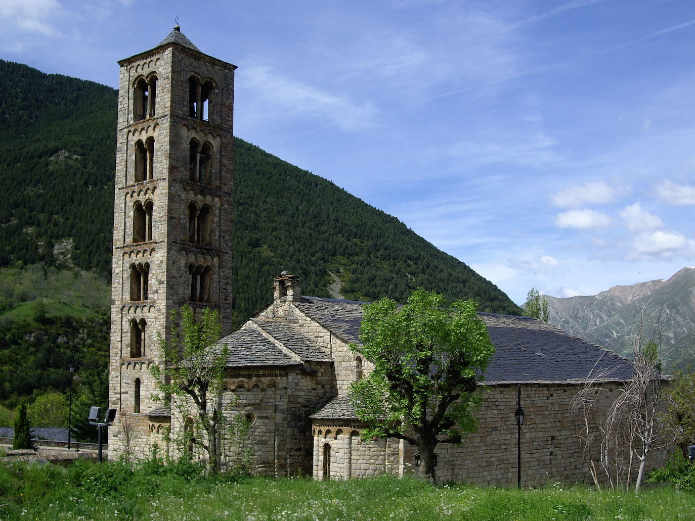 7.- Iglesia de Sant Climent de Taüll (Lleida) | La iglesia es un conjunto de planta basilical de tres naves. Tiene adosado un imponente campanario de base cuadrada que tiene seis pisos de altura con diferentes tipologías de ventanas germinadas. El exterior es austero, pero el interior esconde un conjunto de pinturas importantes, especialmente el Pantocrátor. Algunas fueron trasladadas al MNAC de Barcelona para su conservación.