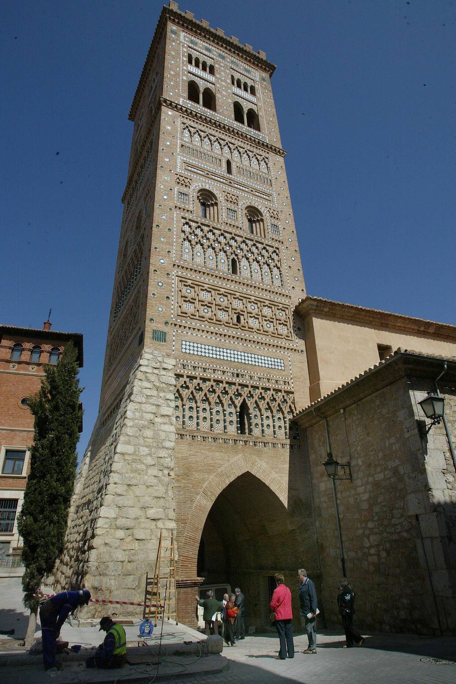 8.- Torre de San Martín (Teruel) | Edificación del mudéjar aragonés de España catalogada en 1986 como Patrimonio de la Humanidad. Fue erigida en 1316 y reformada en el siglo XVI, en que se le añadió un basamento de piedra. Se ubica en la plaza de Pérez Prado, frente a la calle de los Amantes. Es, como otras de las torres de la capital turolense, una torre-puerta de ladrillo con ornamentos de cerámica vidriada bajo la que pasa la cuesta de la Andaquilla.