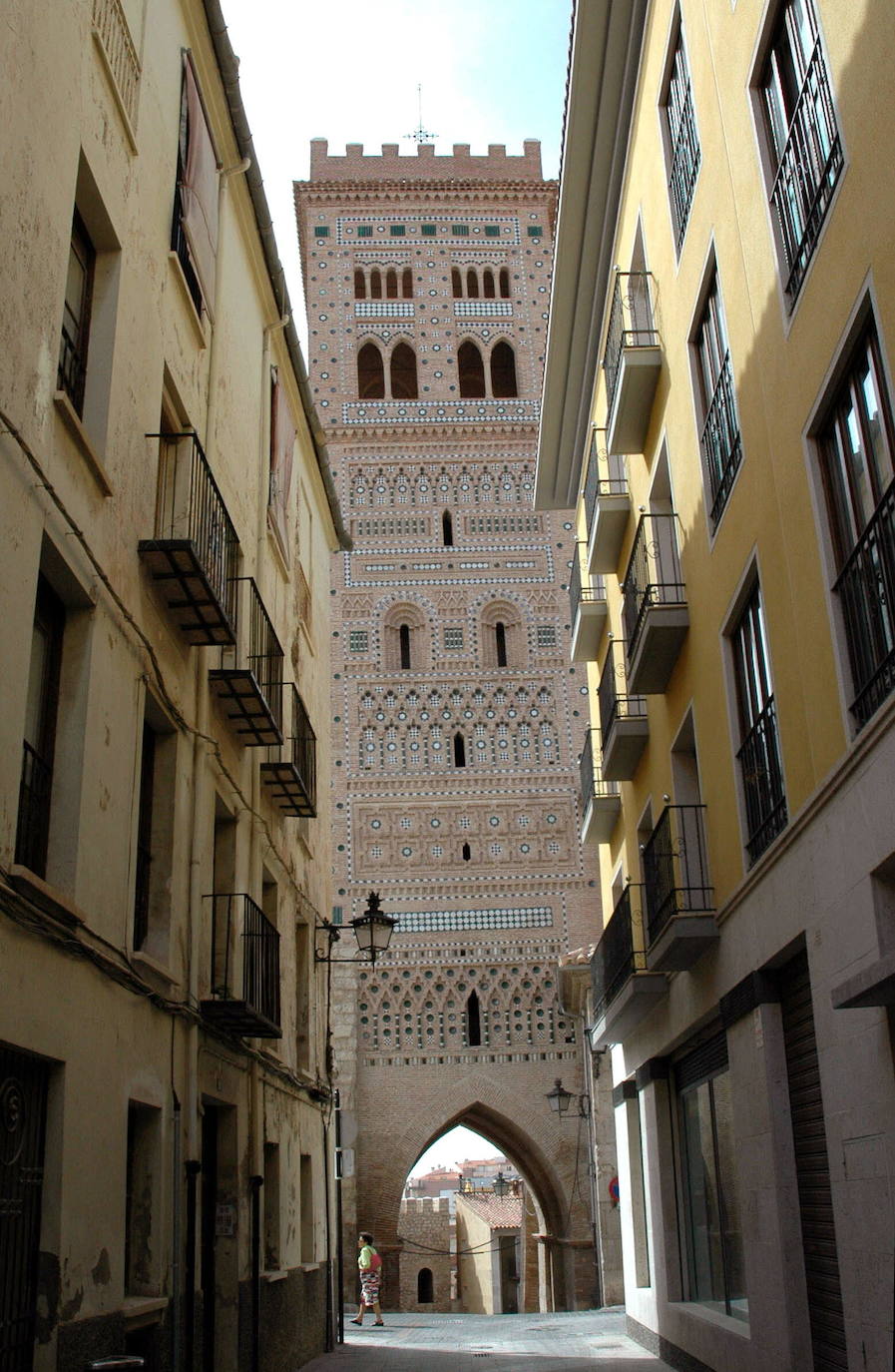 8.- Torre de San Martín (Teruel) | Edificación del mudéjar aragonés de España catalogada en 1986 como Patrimonio de la Humanidad. Fue erigida en 1316 y reformada en el siglo XVI, en que se le añadió un basamento de piedra. Se ubica en la plaza de Pérez Prado, frente a la calle de los Amantes. Es, como otras de las torres de la capital turolense, una torre-puerta de ladrillo con ornamentos de cerámica vidriada bajo la que pasa la cuesta de la Andaquilla.