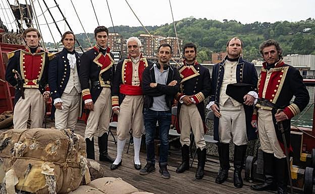 Alejandro Amenábar junto a figurantes vestidos como soldados de la Armada española en el rodaje de 'La Fortuna'.