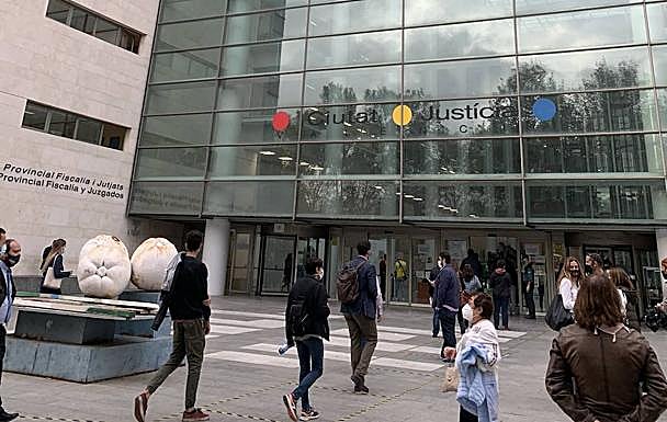 Una joven acusa a su padre de prostituirla con 16 años: «Me obligaba a hacer todo lo que ellos querían»