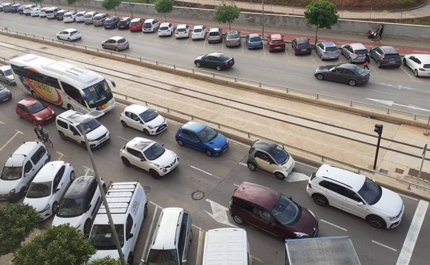 Retenciones en los carriles de Joan Fuster en dirección hacia la zona escolar. 